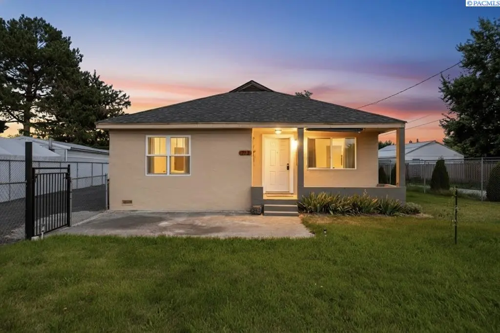 212 S 39th Ave, West Richland