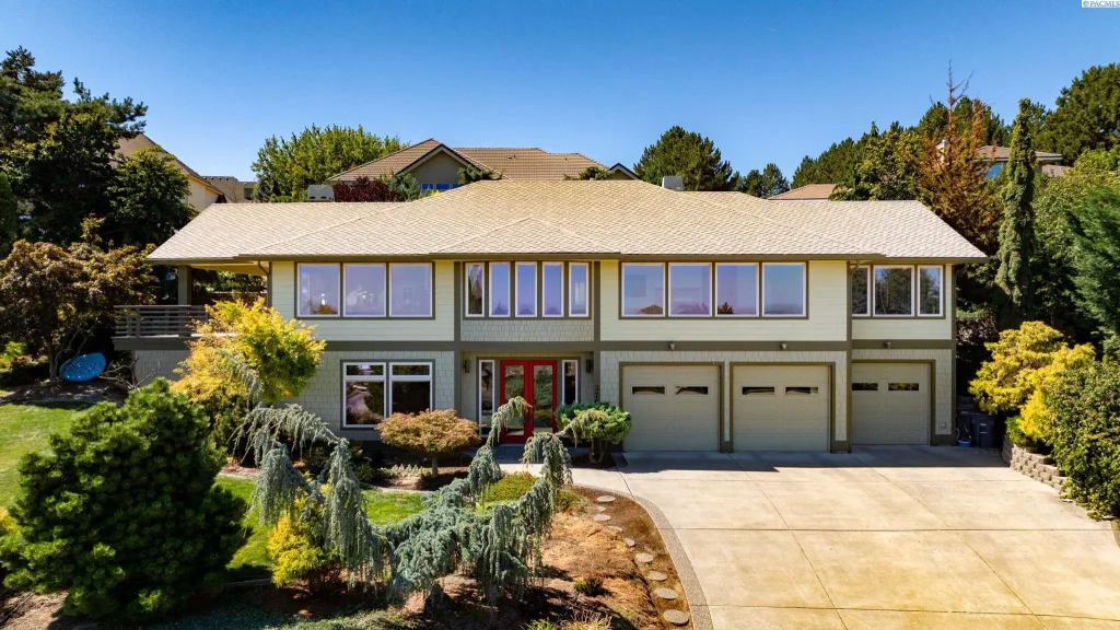 3703 W 42nd Ave., Kennewick