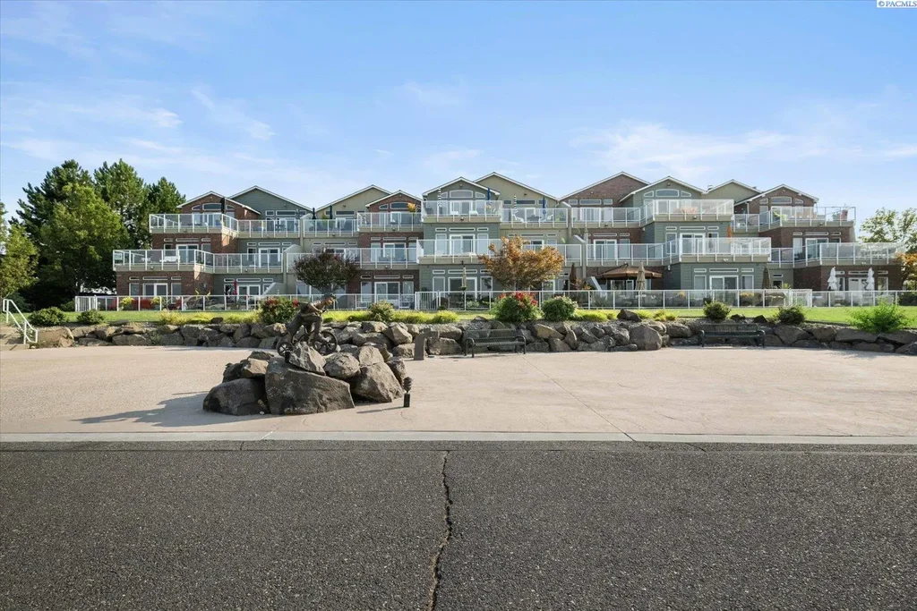 386 Columbia Point Drive, Richland