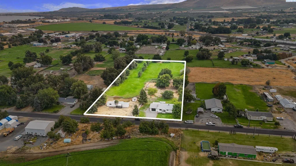 228105 E Game Farm Road, Kennewick