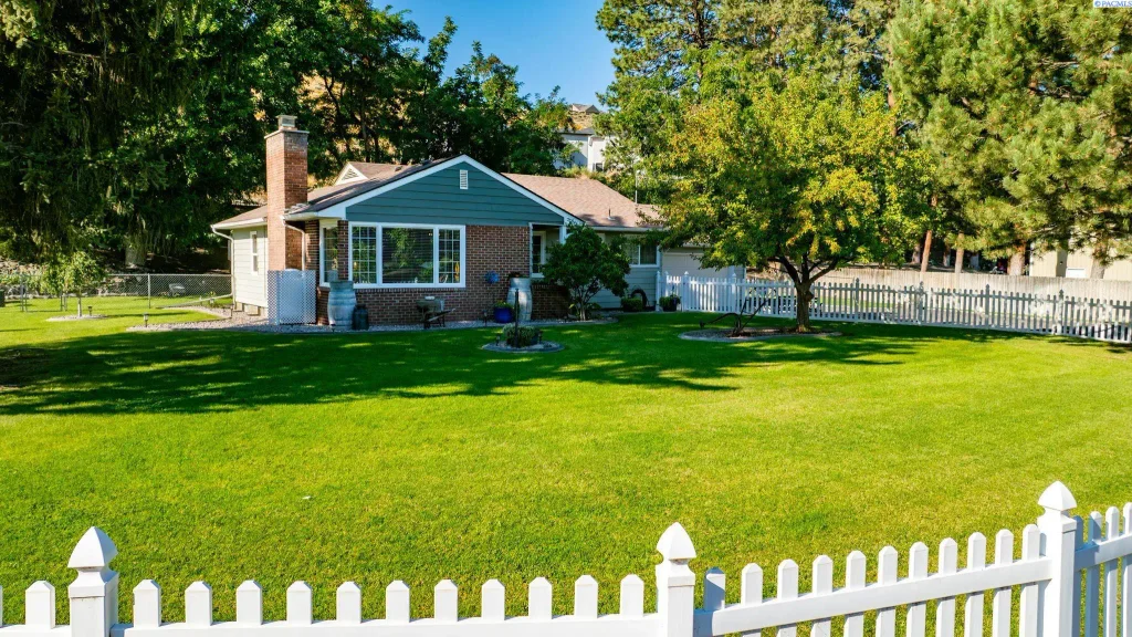 1519 N Riverside Dr, West Richland