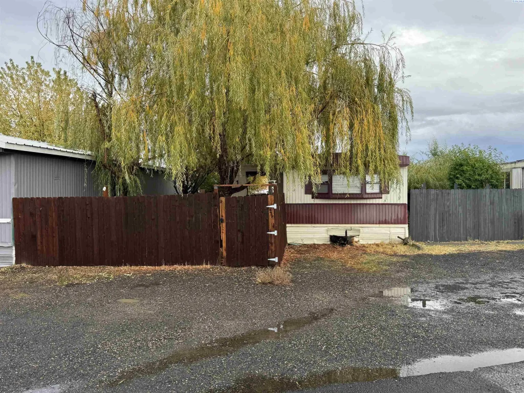 5007 W Clearwater Ave, Kennewick