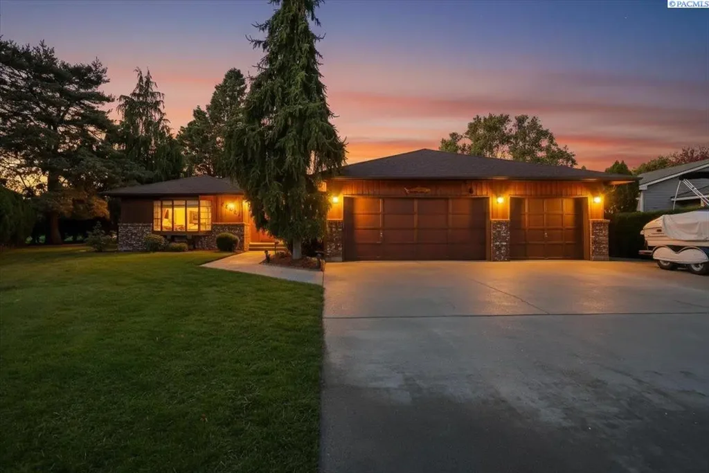 1675 April Loop, Richland