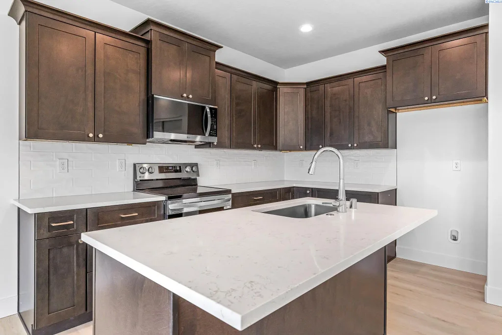 7479 Grapevine Ct, West Richland