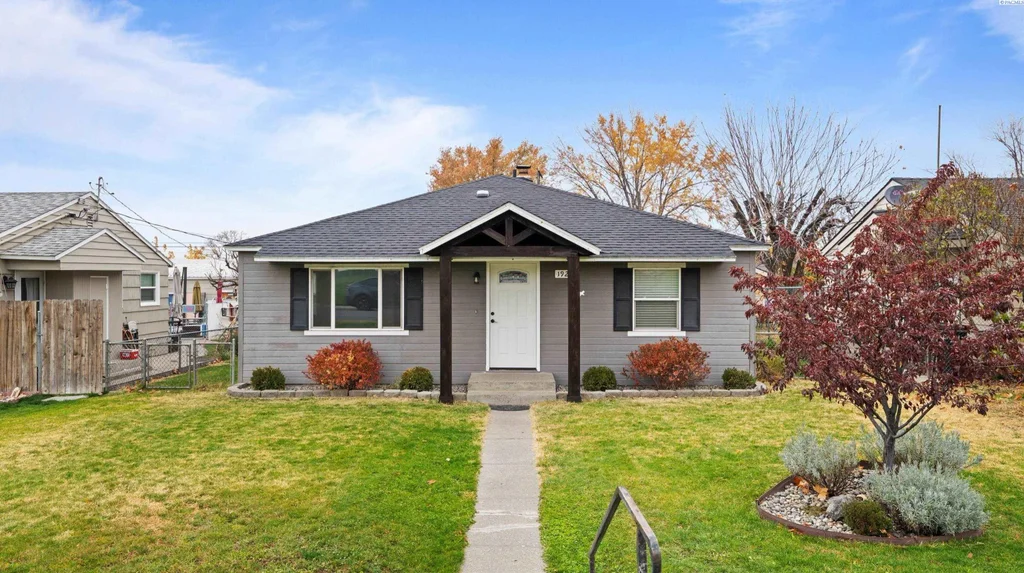 1922 Highland Dr, Prosser