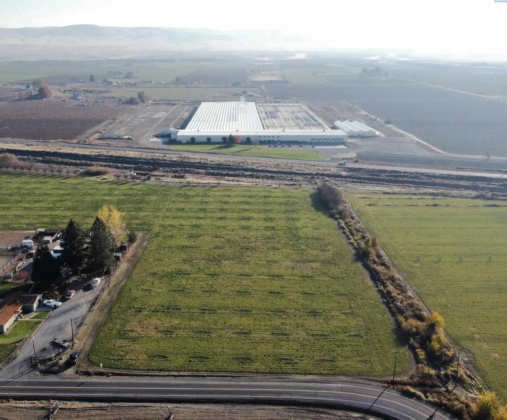 High School Road, Mabton