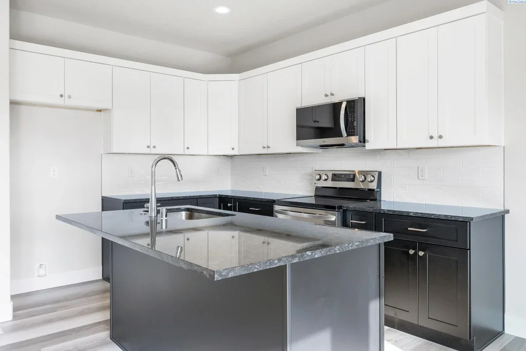 7559 Grapevine Ct, West Richland