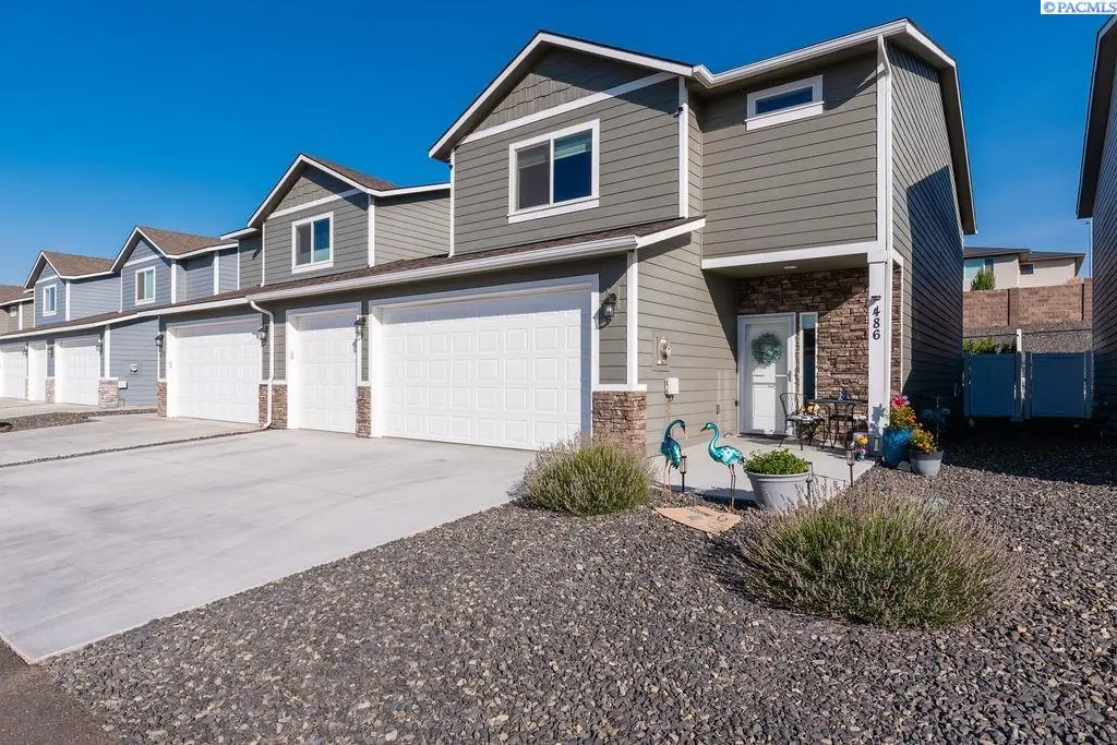 486 Bedrock Loop, West Richland