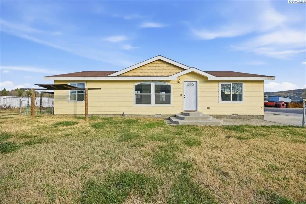 524 New Gate Dr, Prosser