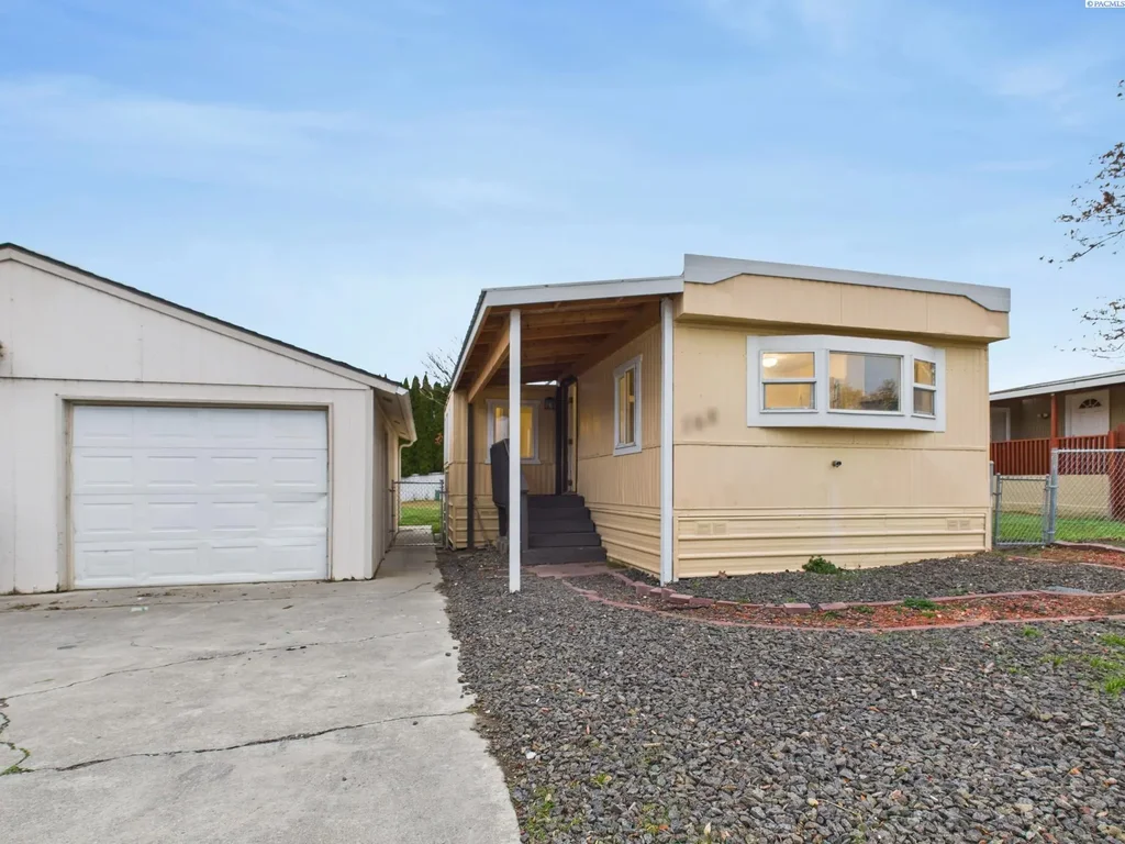 2105 N Steptoe St, Kennewick