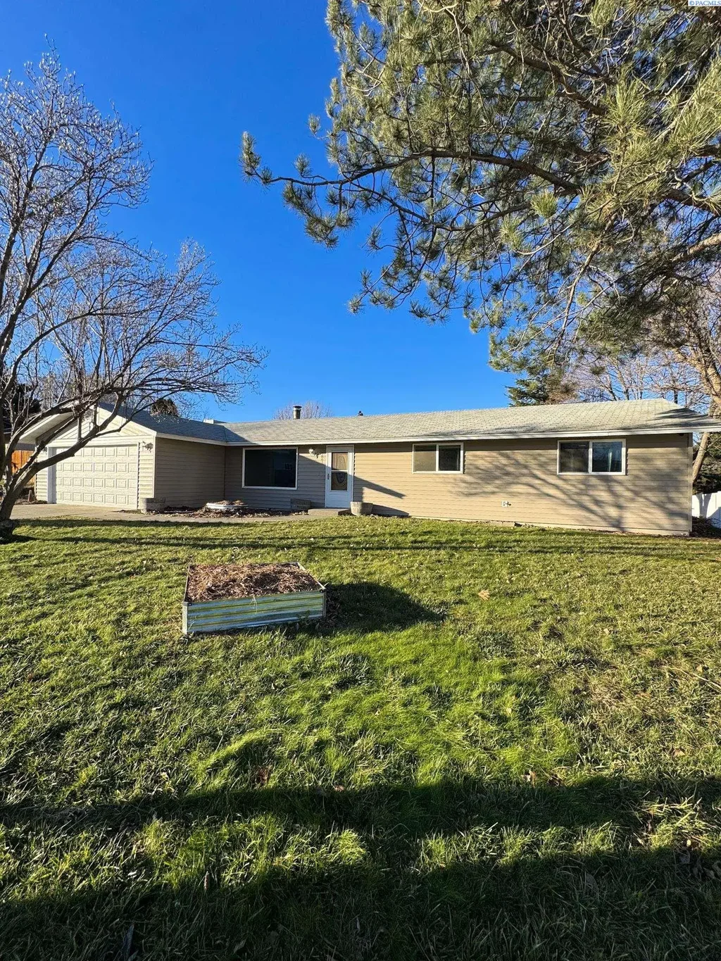 221 E 36th Pl, Kennewick