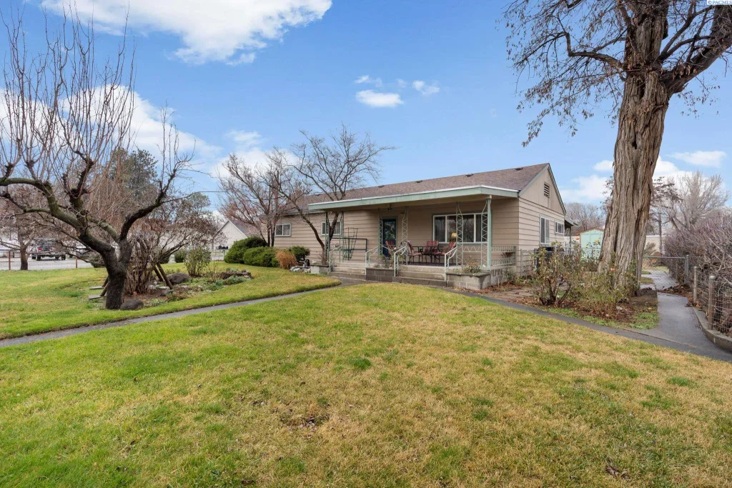 302/304 6th, Benton City