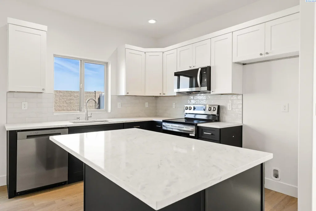 7480 Grapevine Ct, West Richland