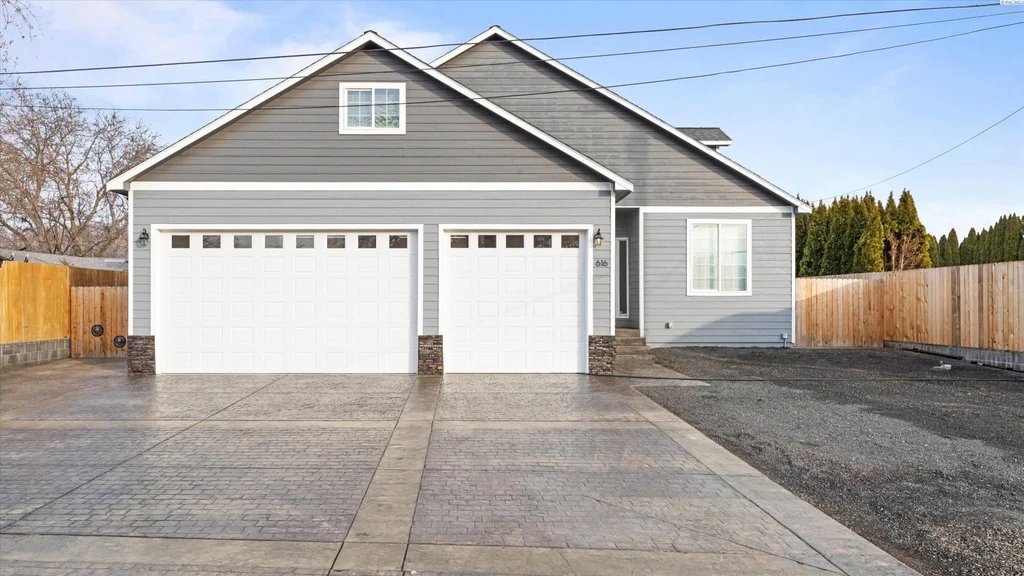 616 N Riverside Dr, West Richland