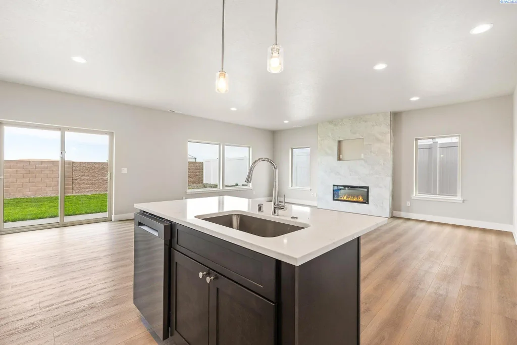 7454 Grapevine Ct, West Richland