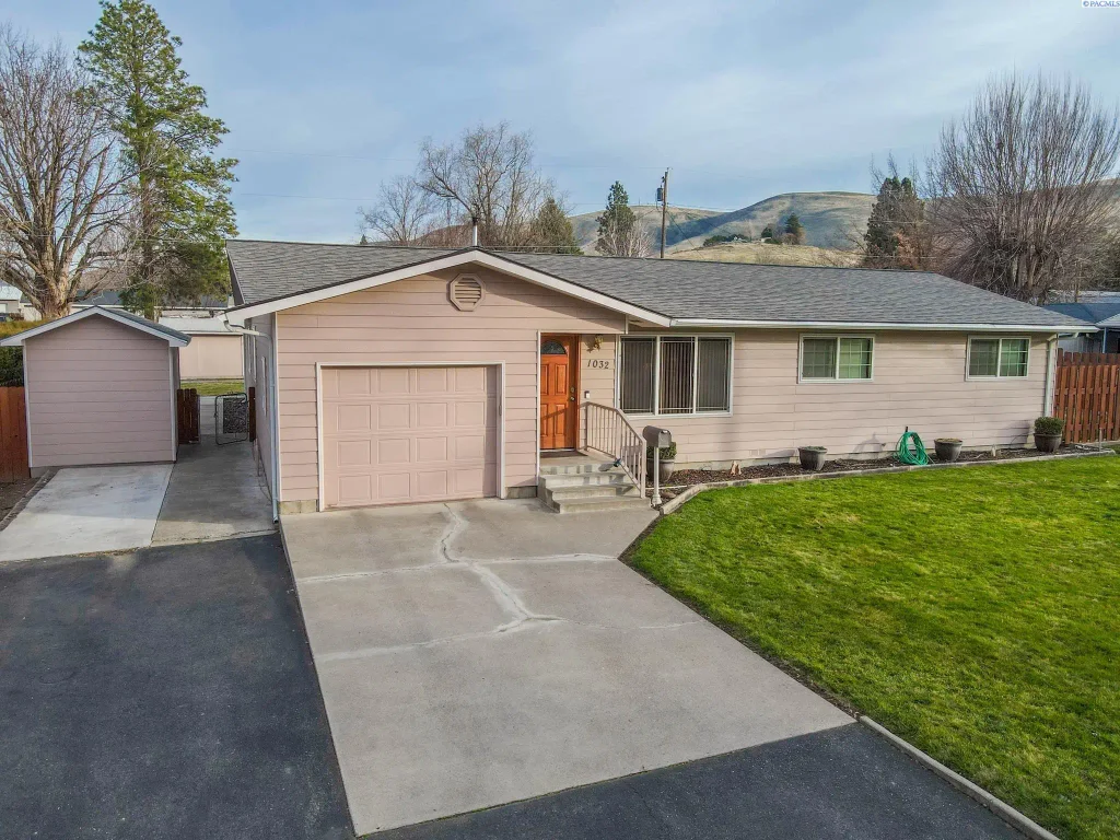 1032 Elm Street, Prosser