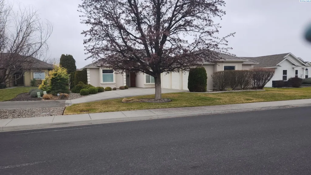 1208 Canyon Lakes Dr, Kennewick