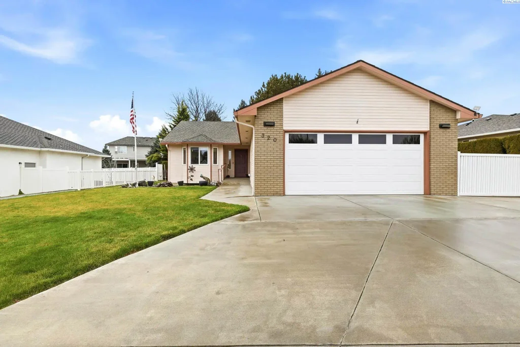 320 W Canyon Lakes Dr, Kennewick