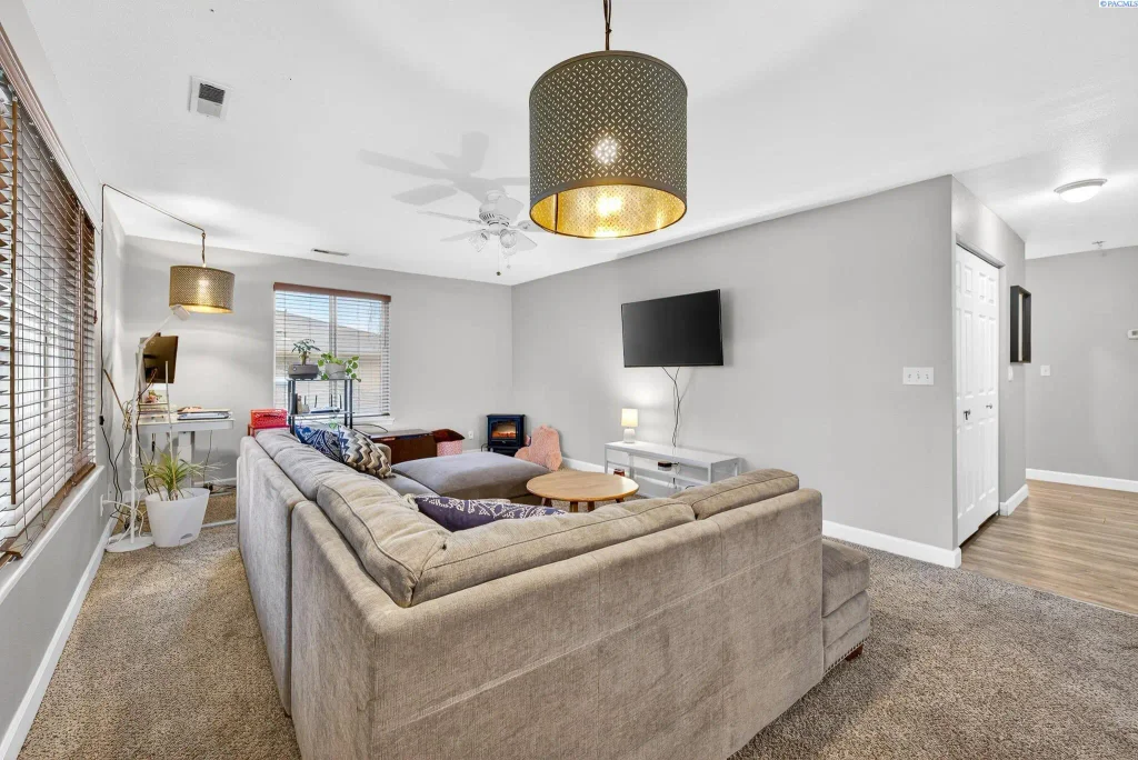 3121 W Hood Ave, Kennewick