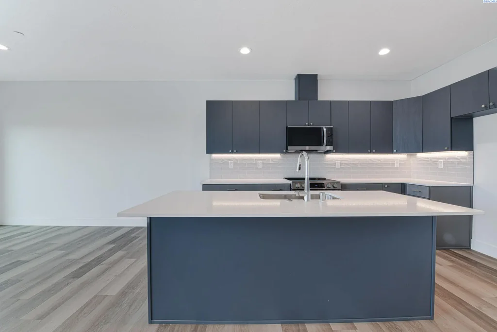 4537 Road 114, Pasco