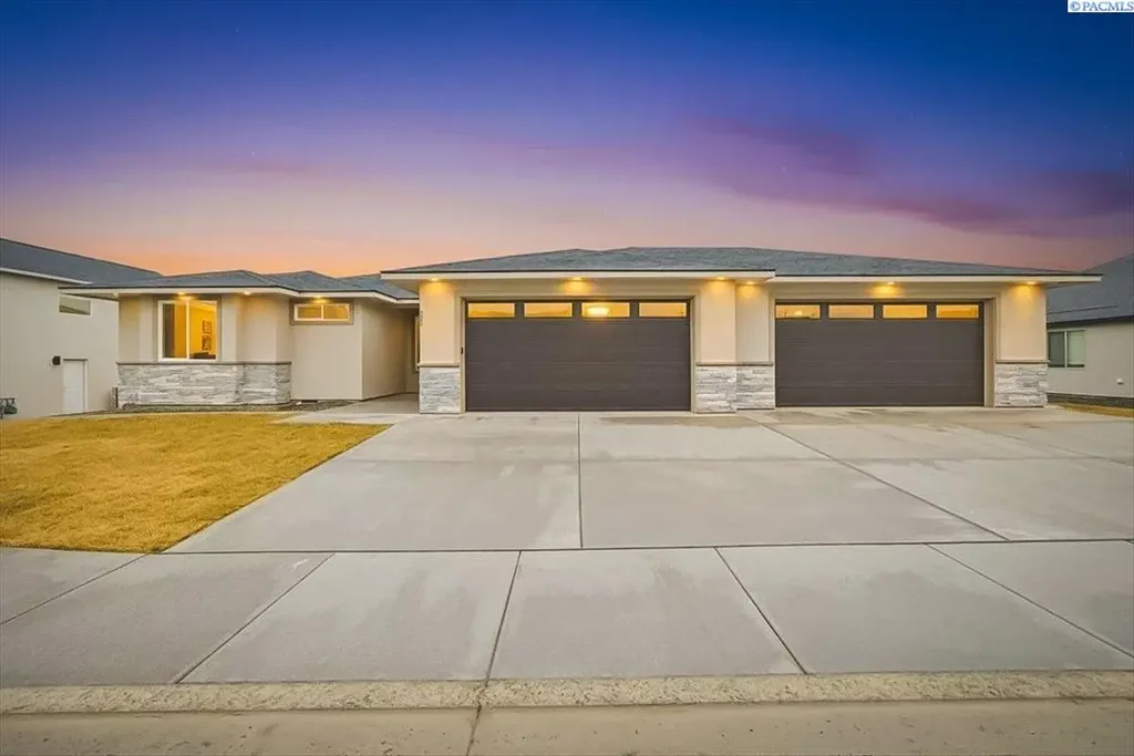 825 Thebes St, West Richland