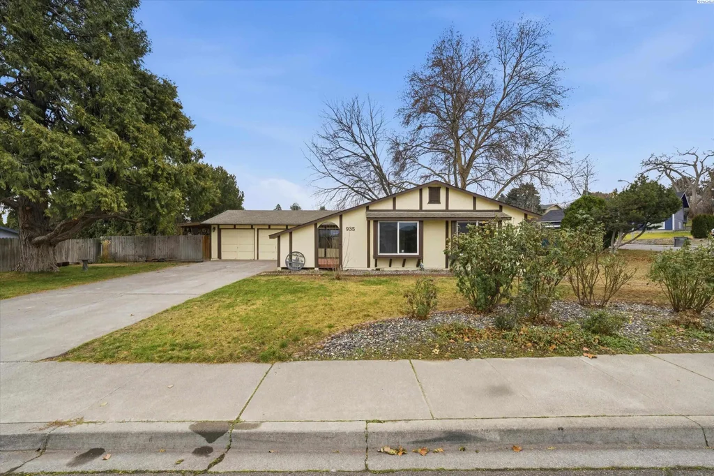 935 W 14th Pl, Kennewick