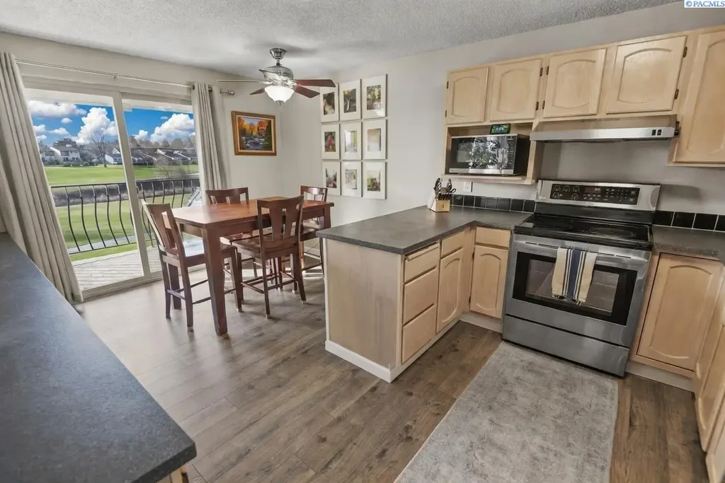 303 Gage Blvd, Richland