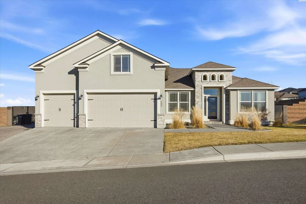 689 Titan Ave, West Richland