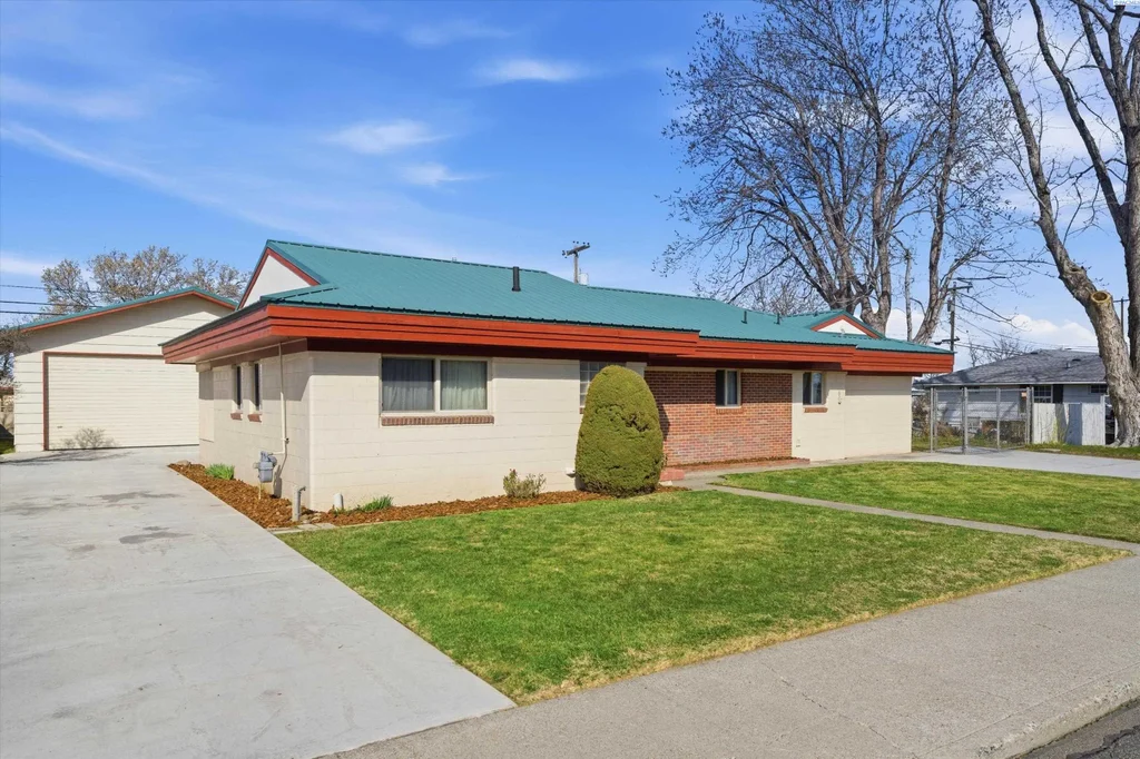 2430 W Clearwater Ave, Kennewick