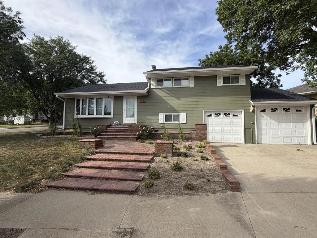 1600 E Cabot Street, Pierre