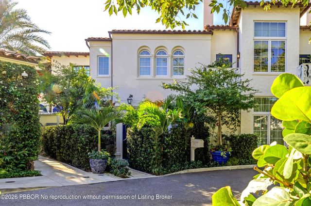 238 Phipps Plaza, Palm Beach