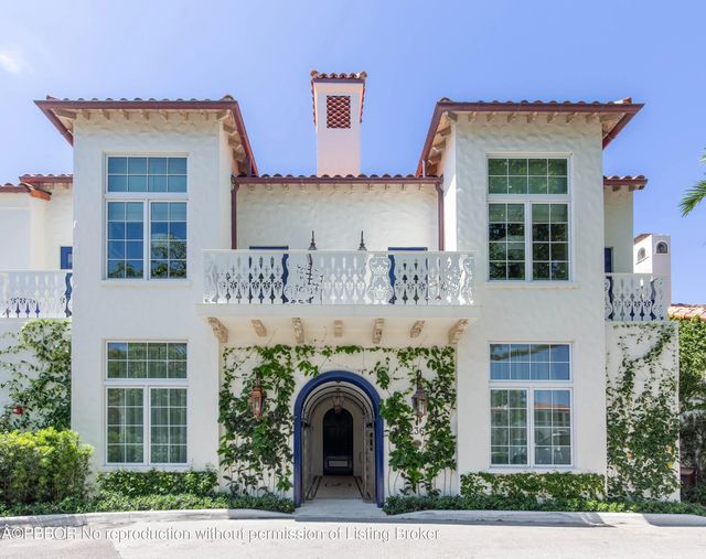 236 Phipps Plaza 202, Palm Beach
