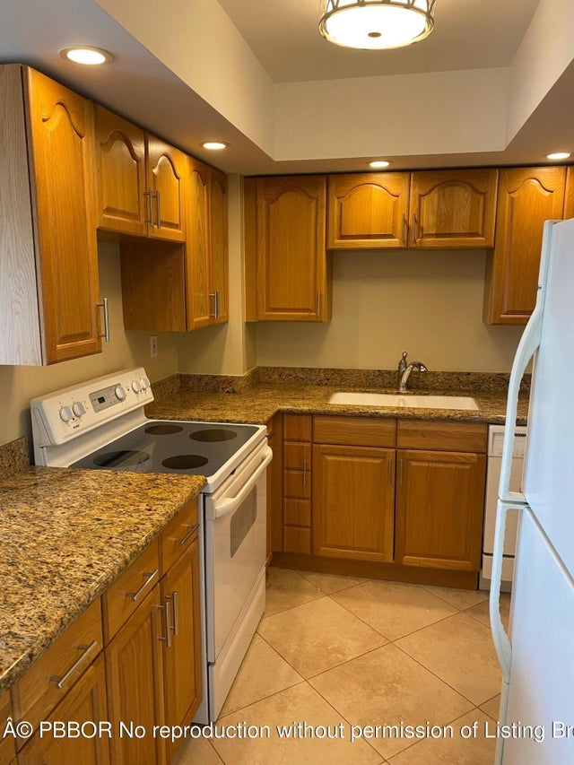 4 of 13 - 2600 N Flagler Drive #211, West Palm Beach, FL