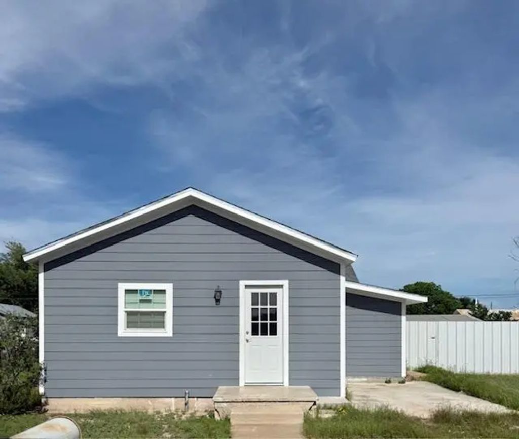 1006 Texas, Big Lake