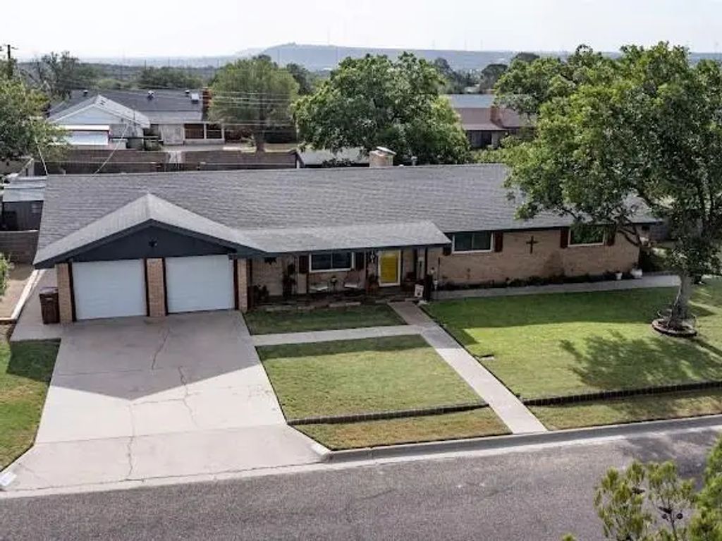 2703 Apache Dr, Big Spring