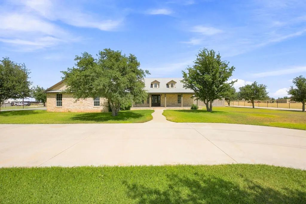 1401 County Rd 1072, Midland