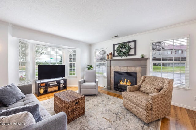 893 Zurich Lane, Midway