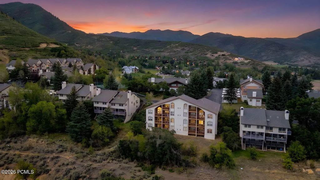 933 Swiss Oaks Drive, Midway