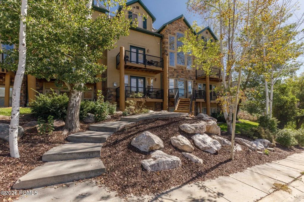 3562 N Fox Drive Unit 403, Eden