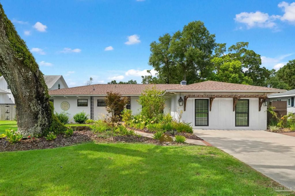 17 Lakeside Dr, Pensacola