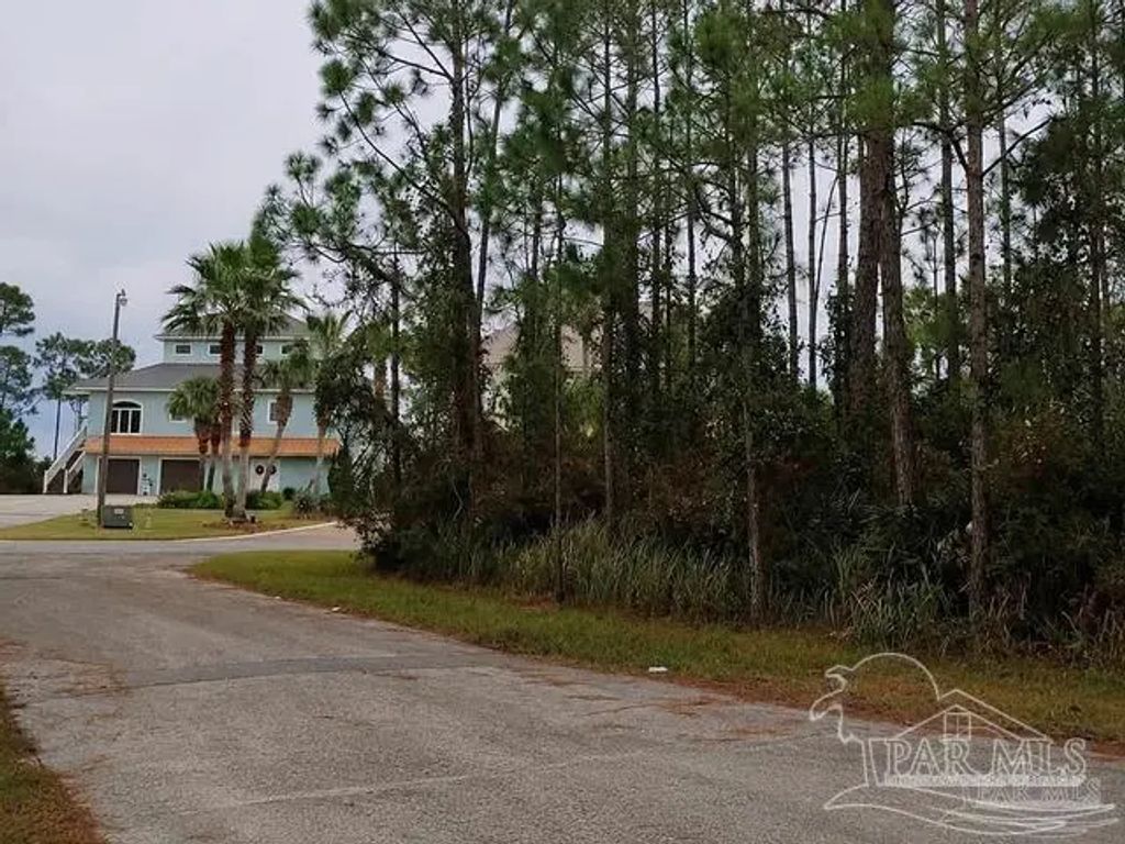 5703 Shores Cir, Pensacola