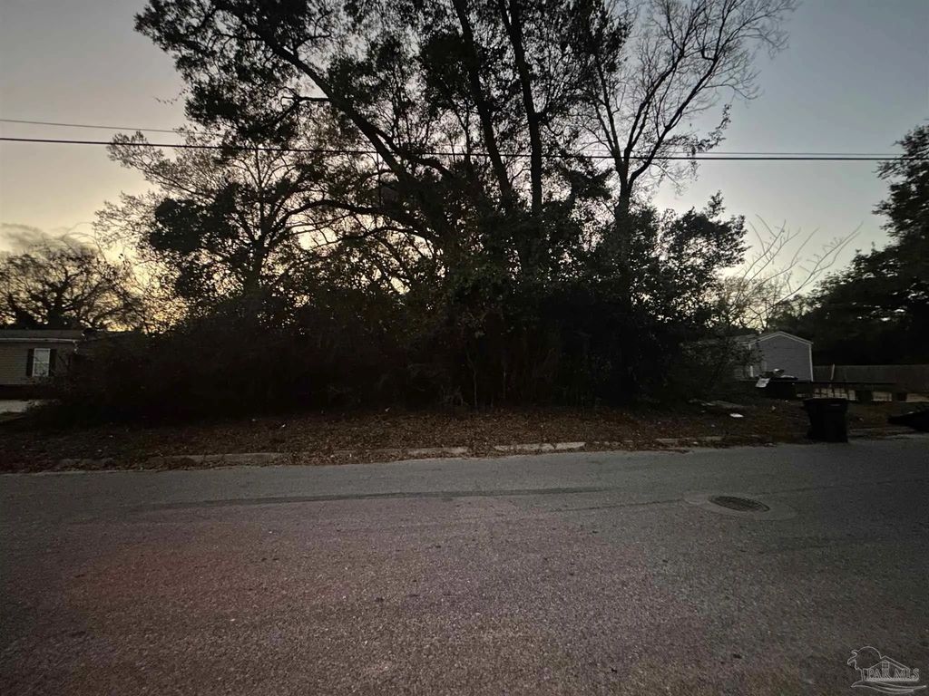8500 Vickie St, Pensacola