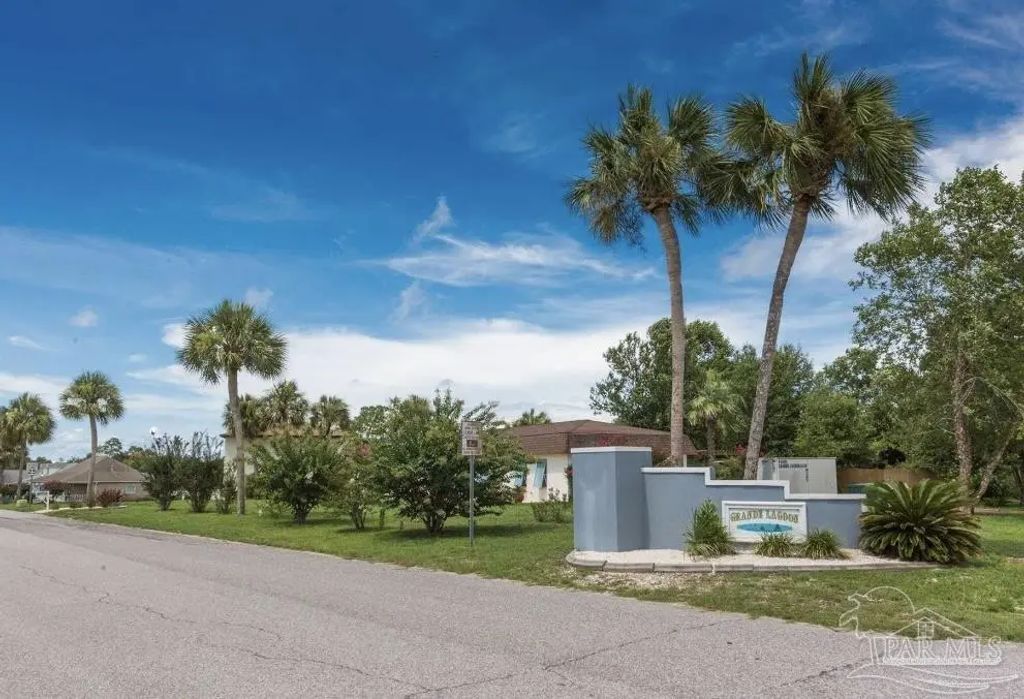 5527 Grande Lagoon Ct, Pensacola