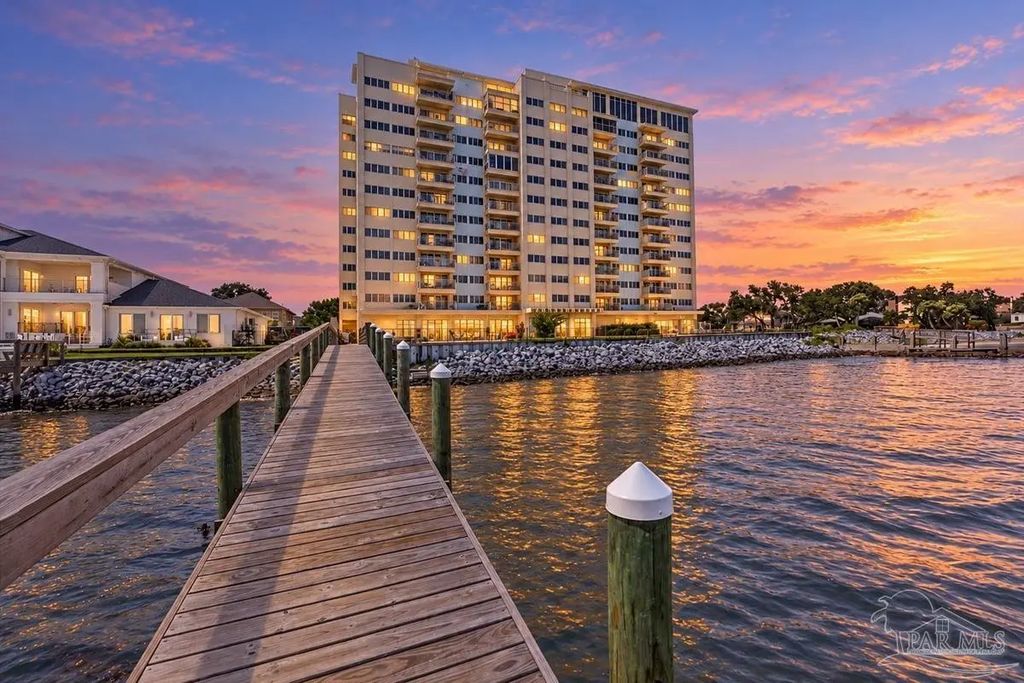 825 Bayshore Dr #304, Pensacola