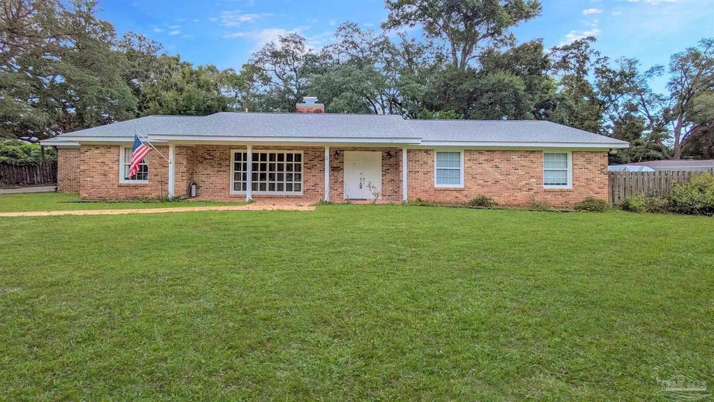 2 Manor Dr, Pensacola
