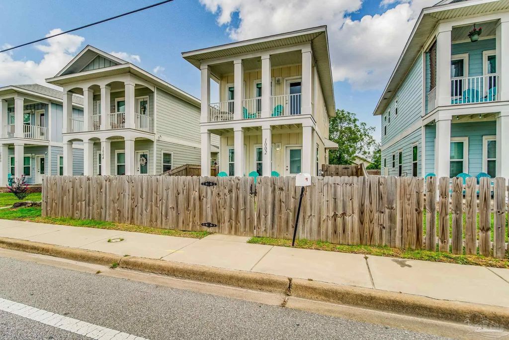1002 W Main St, Pensacola