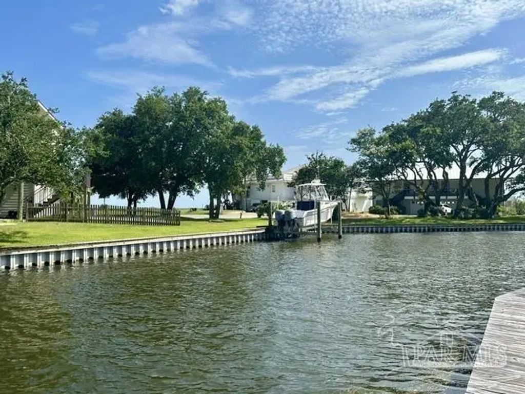 4731 Marina Dr, Gulf Breeze