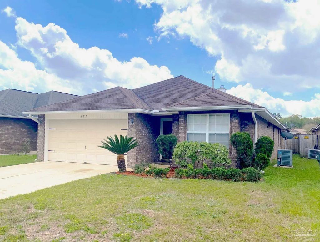 689 Mozingo Ln, Pensacola