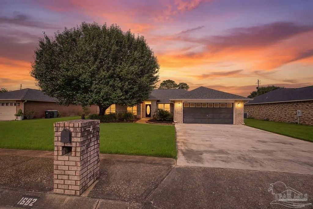 1682 Beachside Dr, Pensacola