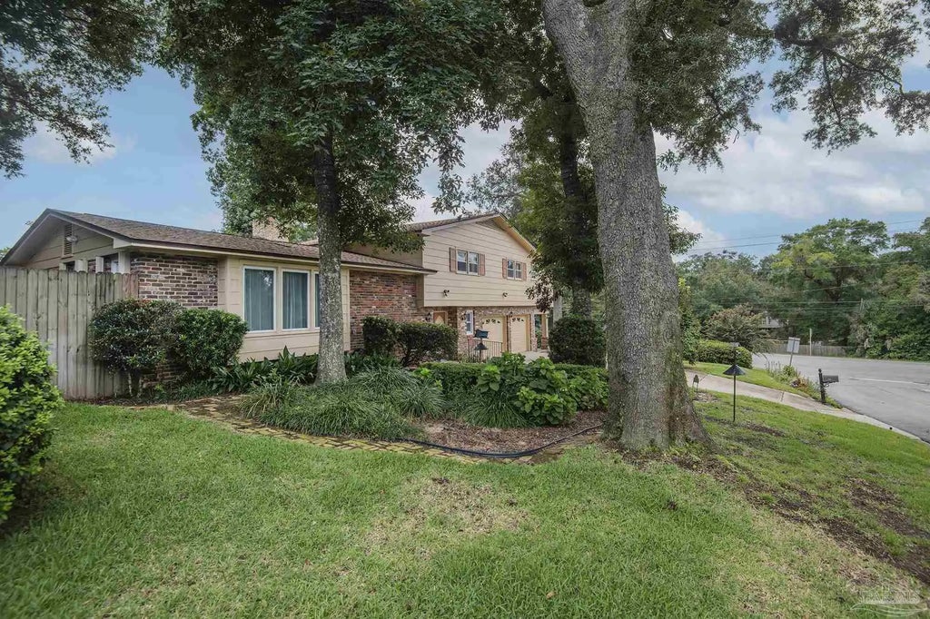 2201 Dupont Dr, Pensacola